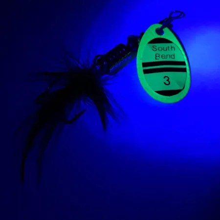 South Bend 3 UV Spinner, UV-Grün, 7g, befiederter Drilling, #4186